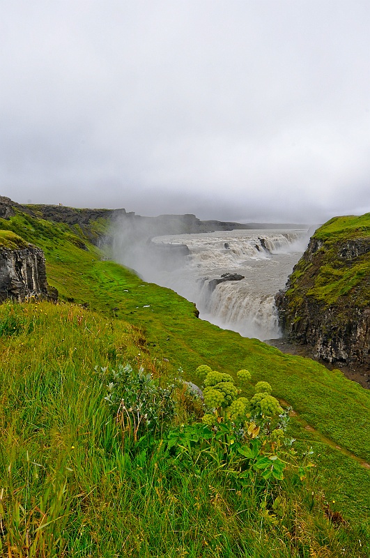 ABC_4771.jpg - Gullfoss, la chute d'or, l'un des magnifiques spectacles naturels d'Islande. Cette cascade a deux niveaux se jette d'une hauteur totale de 32 m�tres avant de se pr�cipiter dans un �troit ravin.