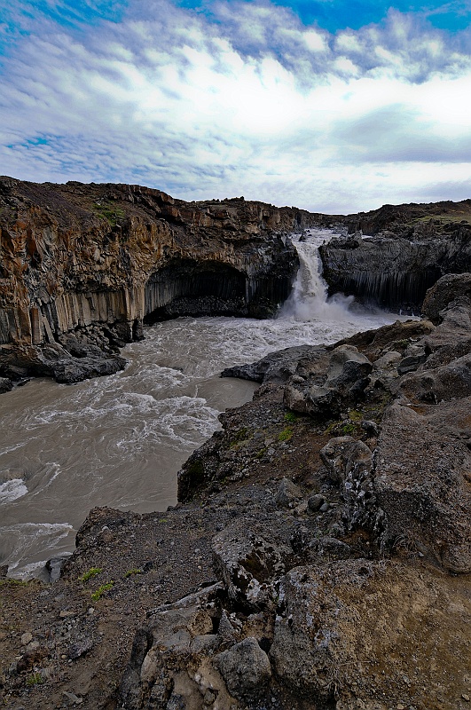 ABC_5759.jpg - Aldeyjarfoss, dans la vall�e B�r�ardalur. Le Skj�lfandaflj�t tombe du bord de Su�ur�rhraun, un vaste champ de lave, par un goulet �troit au d�bit impressionnant.