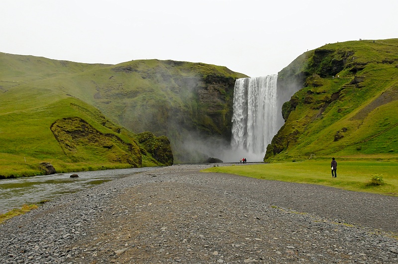 ABC_6472.jpg - La chute Skgafoss (Skg signifiant fort, et foss chute d'eau) est situe sur la rivire Skg dans le petit village de Skgar dans le sud de l'Islande. La rivire Skg se jette de ses falaises et tombe de 60 m en formant une chute d'une largeur de 25 m. La chute est une des plus clbres et des plus visites du pays.