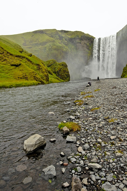 ABC_6475.jpg - Sk�gafoss - On raconte qu'un coffre se trouverait derri�re la cascade, d�pos� ici par le Viking �rasi ��r�lfsson. Un enfant trouva le coffre quelques ann�es plus tard, mais ne put en prendre qu'une poign�e qui est aujourd'hui entrepos� au mus�e de Sk�gar.