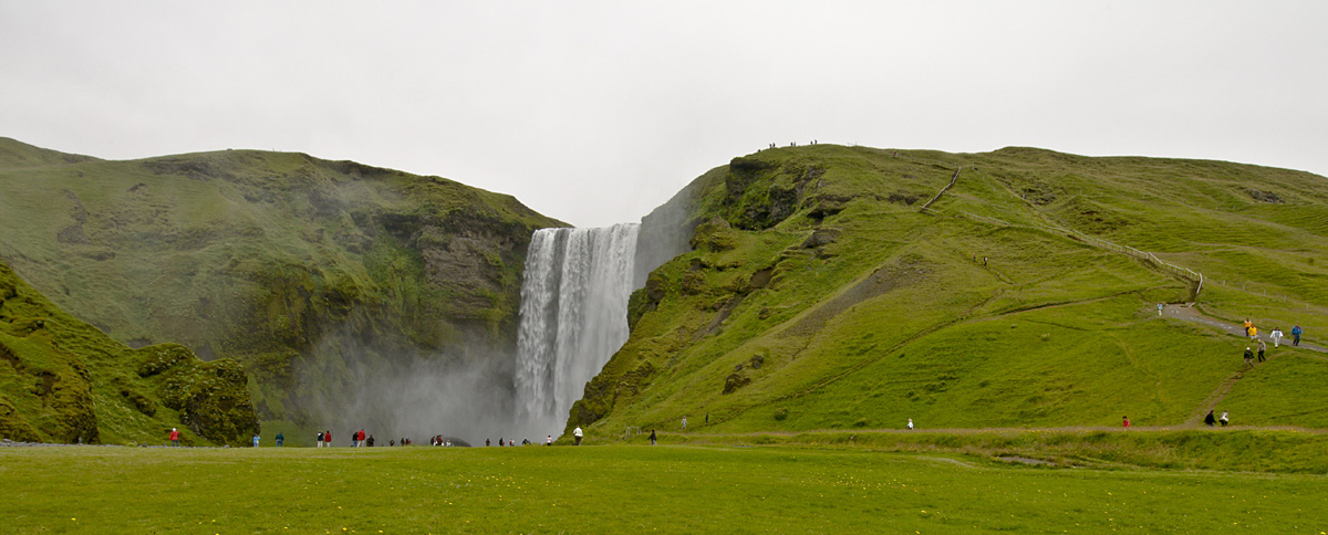 ABC_6495.jpg - Sk�gafoss - Un sentier permet d'atteindre le sommet de cette chute et rejoint le col qui s�pare les glaciers de l'Eyjafallaj�kull et du Myrdalsj�kull, qui �taient autrefois r�unis.