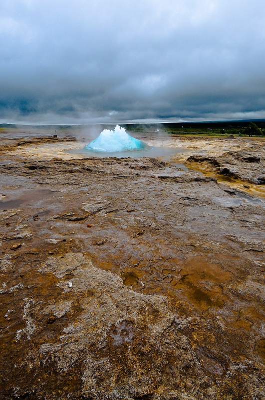 ABC_4723.jpg - Geysir - Le Strokkur (la baratte), petit fr�re du grand Geysir, est surtout appr�ci� pour la belle bulle bleue qui se forme en surface avant l'explosion. Cette belle cloche d'eau de couleur aigue-marine est consid�r�e comme le moment le plus �trange et le plus beau de tout le processus.