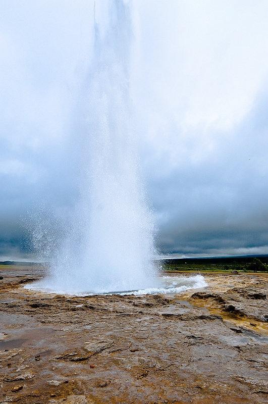 ABC_4730.jpg - Geysir - Le Strokkur au maximum de l'explosion peut atteindre 20 m�tres de haut.