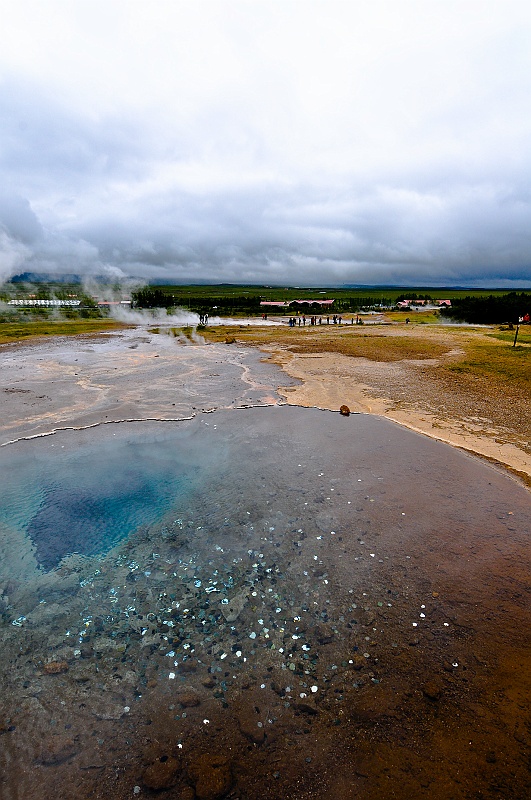 ABC_4738.jpg - Geysir - La couleur de l'eau est d� � la silice en suspension (des collo�des d'acide silicique). Plus la temp�rature est �lev�e, plus la silice est soluble dans l'eau et moins l'eau pr�sentera de silice en suspension. Une eau plus froide sera donc plus bleue car la silice en suspension donne une coloration bleue opale � l'eau.