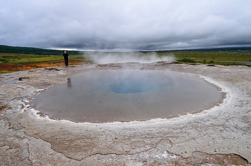 ABC_4748.jpg - Geysir - Le grand geyser, qui s'activa pour la premi�re fois en 1294, sommeille depuis de nombreuses d�cennies. Au d�but du si�cle, les touristes impatients versaient du gravier dans l'orifice du geyser afin d'acc�lerer le processus. Mais cette intervention d�plorable semble �tre � l'origine de son inactivit�. De nos jours, le grand Geysir ne jaillit qu'une � deux fois par an, lors de grands �v�nements comme le jour de l'Ind�pendance, lorsqu'on le r�veille artificiellement avec du savon. Mais les effets ne sont pas garantis et les occasions d'admirer son panache de 60 m de hauteur sont exceptionnelles.