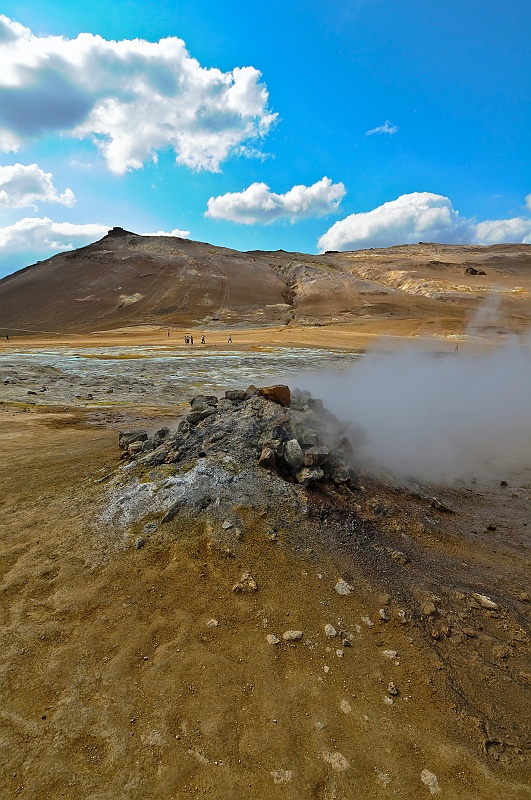 ABC_5646.jpg - Hverar�nd - Le sifflement furieux des fumerolles vous rapp�le que le magma est tout proche de la surface. A partir du 13e si�cle, les gisements de soufre de Namasfjall ont �t� exploit�s pour alimenter l'Europe en poudre � canon.