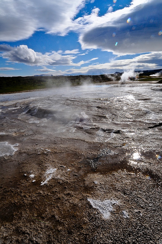 ABC_4847.jpg - Hveravellir - Quand le soleil s'en m�le, les cuvettes o� bouillonne une eau limpide et les vapeurs qui s'�chappent du sol �voquent un paysage de science-fiction.