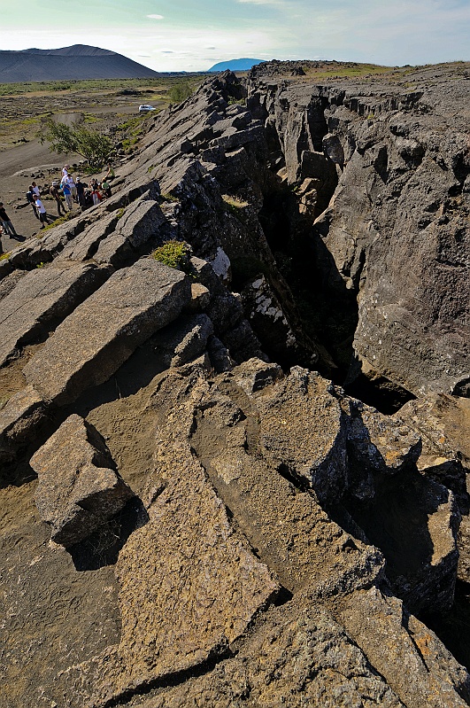 ABC_5160.jpg - Grj�tagj� - Une coul�e basaltique fissur�e sur le rift.