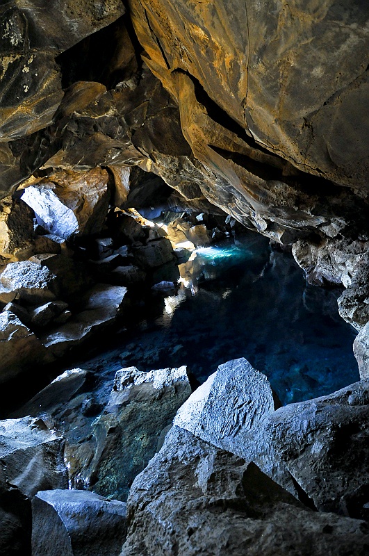 ABC_5171.jpg - Grjtagj est une grotte avec une source chaude  l'intrieur. C'tait un endroit de bain chaud trs renomm. Mais suite  l'activit volcanique de la rgion entre 1974 et 1984, la temprature de l'eau est monte jusqu' 50-60, rendant toute baignade impossible.
