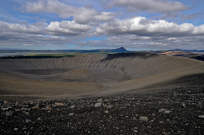 ABC_5223.jpg - Le volcan Hverfell est compos d'un cratre form par une seule explosion il y a 2500 ans. Le cone gris exempt de vgtation fait 250m de haut et 1000m de diamtre.