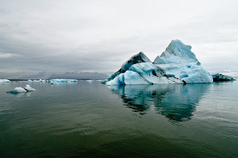 ABC_6213.jpg - Situ� entre le parc de Skaftafell et la ville de Hofn dans le sud-est de l'�le, Jokulsarlon offre un spectacle fascinant et laisse un souvenir inoubliable aux voyageurs quelle que soit la m�t�o.