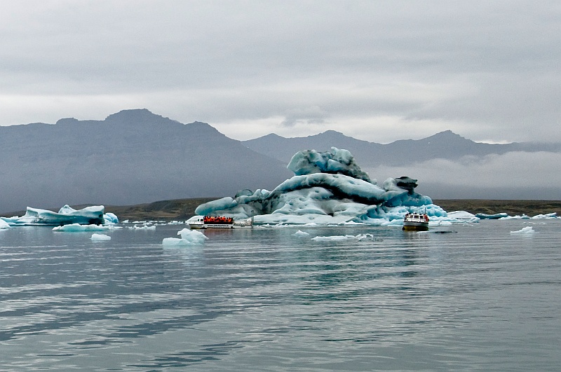 ABC_6252.jpg - Des tours en bateaux amphibies sont organiss sur le lagon mais le bateau reste  bonne distance des icebergs par scurit. Un iceberg qui bascule en fondant cre des vagues qui pourraient dstabiliser les embarcations.