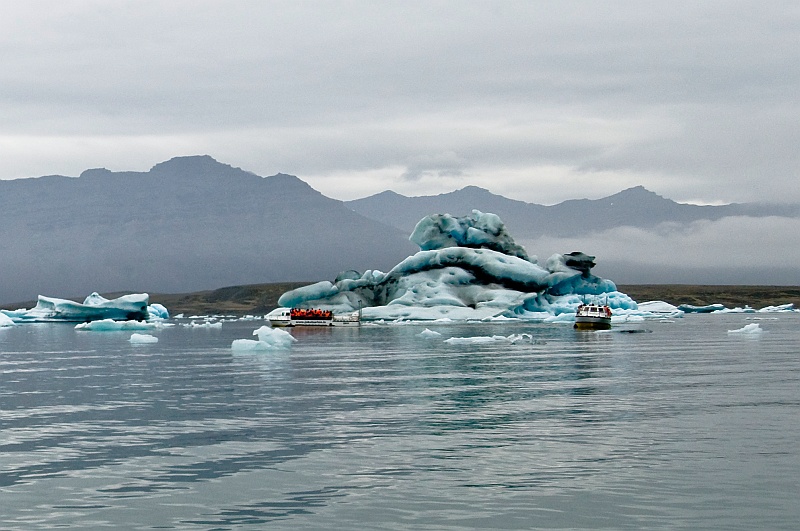 ABC_6252.jpg - Des tours en bateaux amphibies sont organis�s sur le lagon mais le bateau reste � bonne distance des icebergs par s�curit�. Un iceberg qui bascule en fondant cr�e des vagues qui pourraient d�stabiliser les embarcations.