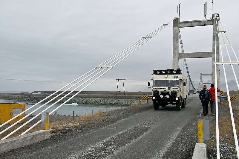 ABC_6294.jpg - A l?ouest du J�kuls�rl�n, un pont enjambe la rivi�re J�kuls�. Avant sa construction et avant m�me la naissance du lagon, le fleuve �tait quasi infranchissable. Les hommes devaient le contourner par le glacier, souvent au prix de leur vie. Le secteur �tait tellement redout� que l?imaginaire collectif y f�t na�tre un d�mon aquatique, sorte de puissant chat qui attrapait ses proies pour les entrainer au fond de la rivi�re.