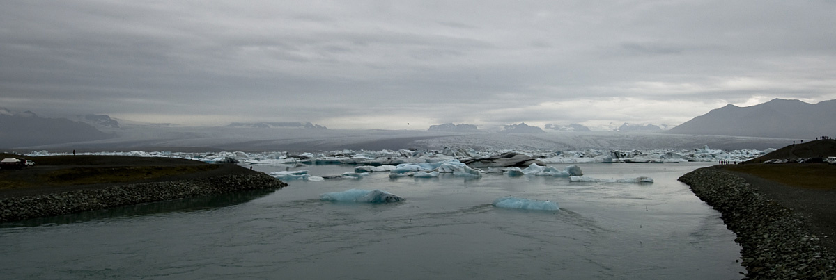 ABC_6298.jpg - Le Breiamerkurjkull, glacier issu du Vatnajkull se divise en icebergs de diffrentes tailles qui se laissent ensuite emporter par le courant en direction de la mer.