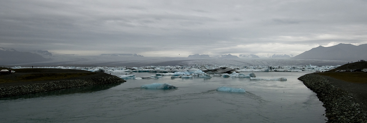ABC_6298.jpg - Le Brei�amerkurj�kull, glacier issu du Vatnaj�kull se divise en icebergs de diff�rentes tailles qui se laissent ensuite emporter par le courant en direction de la mer.