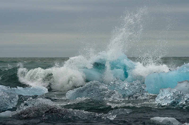 ABC_6329.jpg - Les icebergs sont tous de tailles et de formes diffrentes, d?autant plus que leur fonte est constante (soleil, rosion de l?eau). Les plus petits morceaux de glace drivent jusqu? la mer via la rivire Jkuls. Certains chouent sur les plages de sable noir.