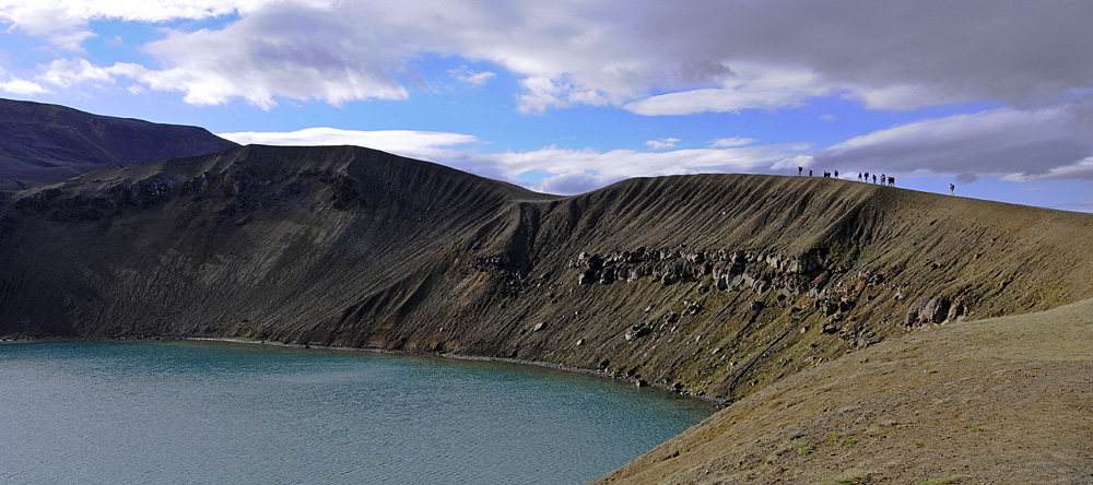 ABC_5271.jpg - Viti, au pied du Krafla, est n� d'une violente explosion qui inaugura les feux de Myvatn (1724-1729). Le crat�re est occup� par un petit lac vert turquoise qui provient de la fonte des neiges.