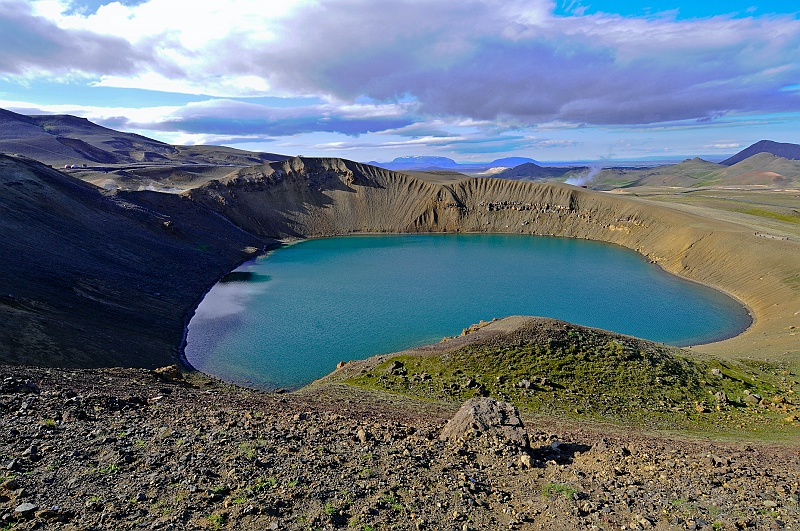 ABC_5276.jpg - Viti, au pied du Krafla, est n� d'une violente explosion qui inaugura les feux de Myvatn (1724-1729). Le crat�re est occup� par un petit lac vert turquoise qui provient de la fonte des neiges.