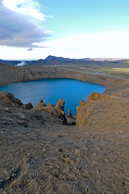 ABC_5286.jpg - Viti, au pied du Krafla, est n� d'une violente explosion qui inaugura les feux de Myvatn (1724-1729). Le crat�re est occup� par un petit lac vert turquoise qui provient de la fonte des neiges.