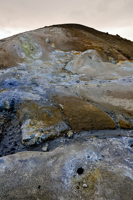 ABC_5305.jpg - Solfatares du volcan Krafla. La montagne semble pleine de pustules...