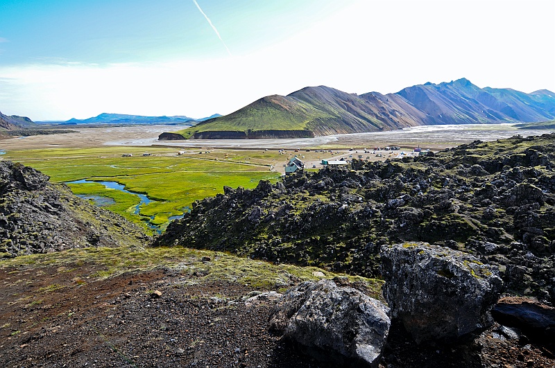 ABC_5812.jpg - Les installations � Landmannalaugr sont volontairement rudimentaire pour �viter l'afflux touristique et la d�naturation du paysage. Pas d'�lectricit� pour recharger les batteries. Un camping et des places au refuge qui sont r�serv�es des mois � l'avance par les groupes et tours op�rateurs. Le week-end, c'est la grosse affluence car les Islandais eux-m�me affectionnent tout particuli�rement la r�gion. Les samedis soir sont folkloriques et bruyants autour du ruisseau d'eau chaude.