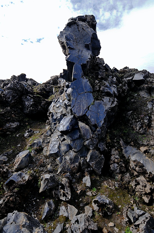 ABC_5817.jpg - Dans la coule de lave du Laugahraun, par endroit, des coules d'obsidienne sont bien visibles.