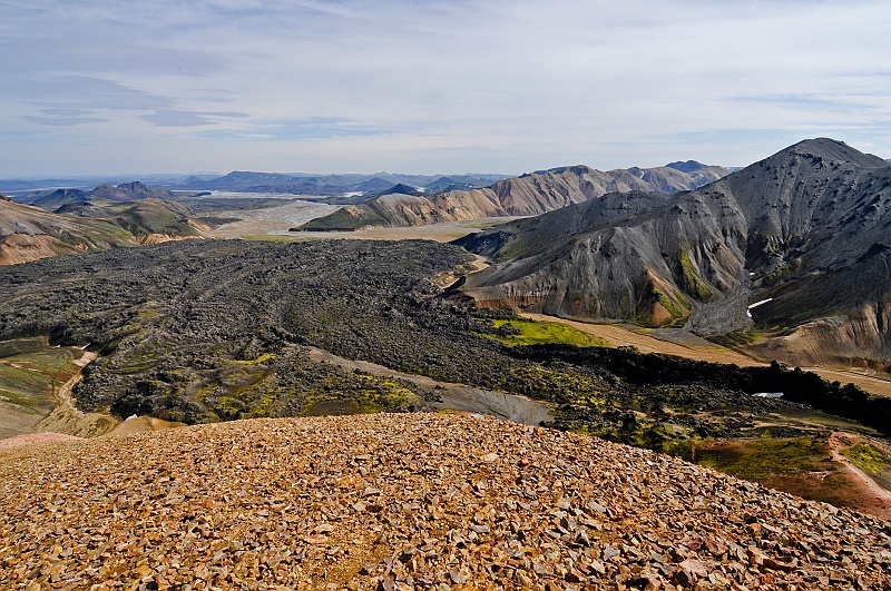 ABC_5842.jpg - Du sommet du Brennisteinsalda, on couvre un panorama magnifique. A gauche, la coule de lave de Laugahraun avec le camping derrire,  droite, Blhnkur, le point culminant de la rgion (946 m).