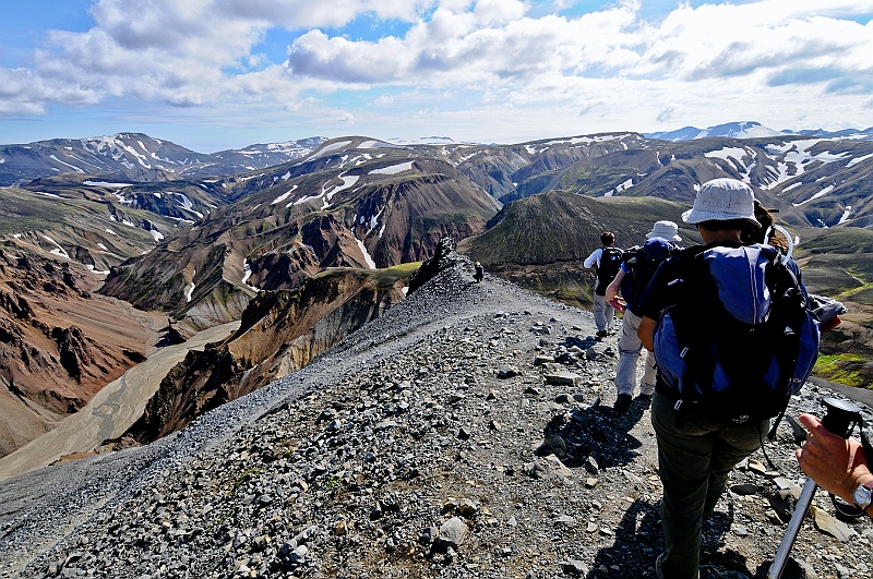 ABC_5857.jpg - Les massifs enneig�s de Torfaj�kull, Reykjafj�ll et Hrafntinnusker barrent l'horizon sud, pr�c�d�s de plateaux macul�s de plaques de neige.