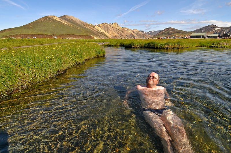 ABC_5871.jpg - La rivi�re chaude avec au fond, le camping et les magnifiques montagnes oranges de Landmannalaugar.