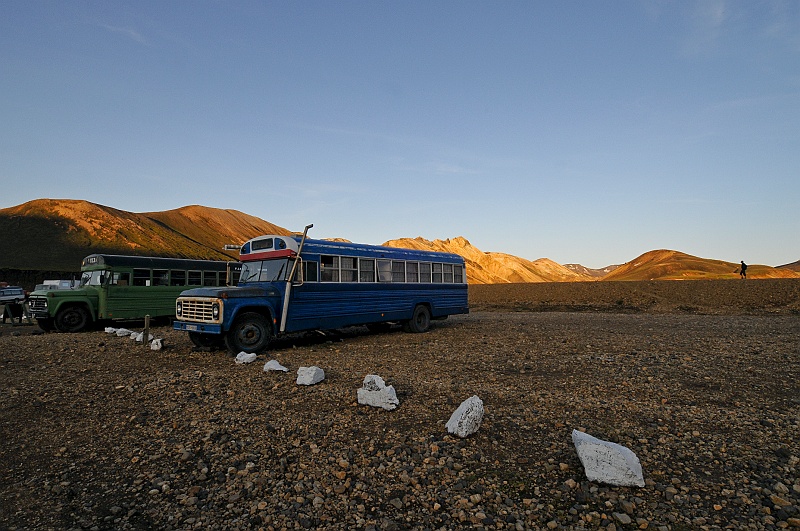 ABC_5895.jpg - On trouve  Landmannalaugar divers services comme un refuge gard de 75 lits, un camping avec douches chaudes, un vieux bus faisant caf, et un autre dpt de pain qui vend aussi des fournitures de premire ncessit.
