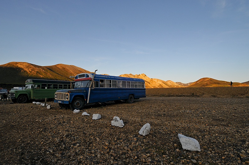ABC_5895.jpg - On trouve � Landmannalaugar divers services comme un refuge gard� de 75 lits, un camping avec douches chaudes, un vieux bus faisant caf�, et un autre d�p�t de pain qui vend aussi des fournitures de premi�re n�cessit�.
