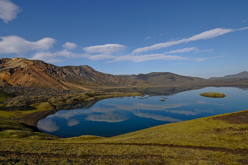 ABC_5927.jpg - Le lac Frostastadavatn surplomb par une montagne de rhyolite orange et verte, Suurnmur.