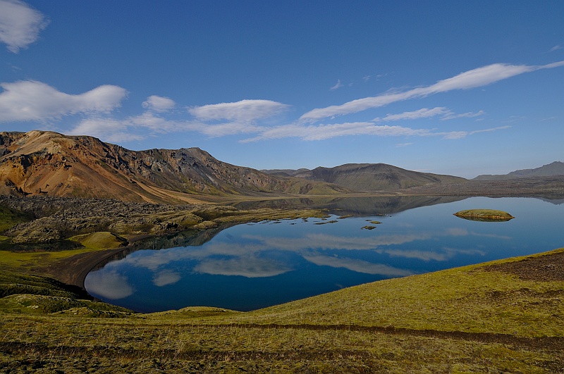 ABC_5927.jpg - Le lac Frostastadavatn surplomb� par une montagne de rhyolite orange et verte, Su�urn�mur.