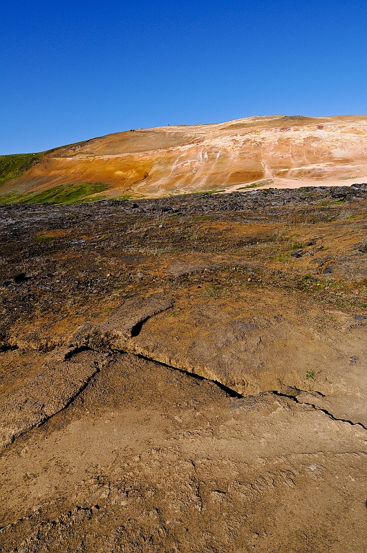 ABC_5347.jpg - Le volcan Leirhnj�kur, form� lors d'une explosion volcanique en 1720, est tr�s connu pour la derni�re �mission fissurale qui date de 1984. C'est une zone tr�s dangereuse qui a longtemps �t� interdite d'acc�s. Mais la curiosit� des gens les poussait � passer outre ces interdictions. Du coup, un parcours balis� a �t� cr�� autour du Leirhnj�kur et dans les coul�es de laves de 1984 d'o� s'�chappent encore des fumerolles.