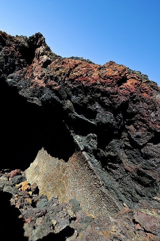 ABC_5435.jpg - Leirhnjkur - La composition de la coule de lave amne la roche  dessiner de manifiques dgrads de couleurs.
