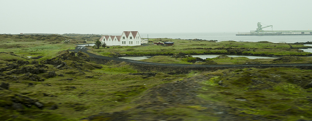 ABC_4658.jpg - Premire vision d'Islande, les coules de lave recouvertes de mousses qui longent la mer, entre l'aroport et Reykjavik.