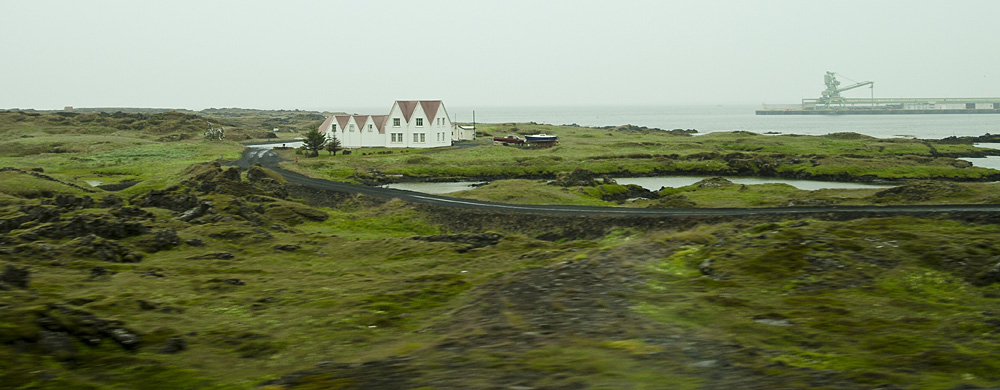 ABC_4658.jpg - Premi�re vision d'Islande, les coul�es de lave recouvertes de mousses qui longent la mer, entre l'a�roport et Reykjavik.