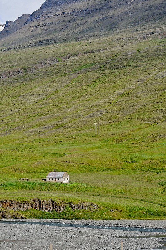 ABC_5098.jpg - Au milieu de la montagne, une ou deux maison perdues.