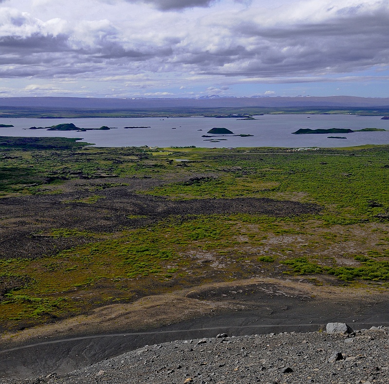 ABC_5212.jpg - M�vatn - Les pseudo-crat�res sont issus de la rencontre de l'eau et de la lave : pi�g�e sous le magma en fusion, la vapeur d'eau a crev� la cro�te rocheuse en formant de petits tumulus volcaniques.