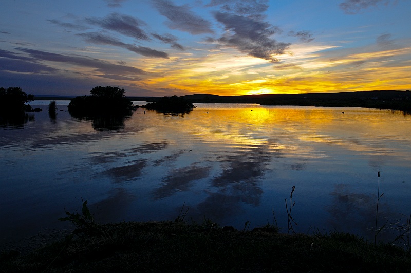 ABC_5554.jpg - Le soleil de minuit sur le lac de Mvatn - Le soir, le soleil descend vers l'horizon, mais au lieu de disparatre en-dessous, il le suit pendant toute la nuit pour rejoindre l'est.