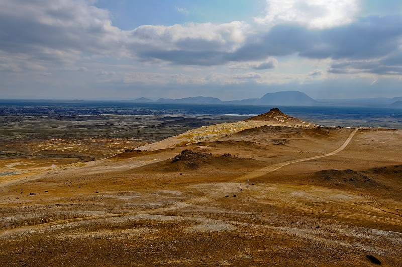 ABC_5607.jpg - Le sommet de N�mafjall. Cette montagne orange est perfus�e de toute part par les vapeurs acides et sulfur�es qui d�composent le sol.