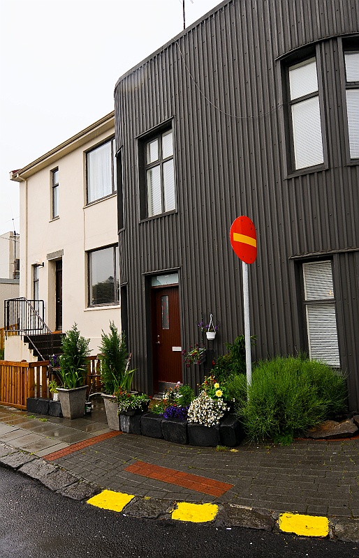 ABC_4665.jpg - Reykjavk - La plupart des immeubles et maisons de la capitale islandaise sont revtus de plaques de tle ondule aux couleurs clatantes, pour dcorer des murs de bton arm (pour des raisons de normes antisismiques).