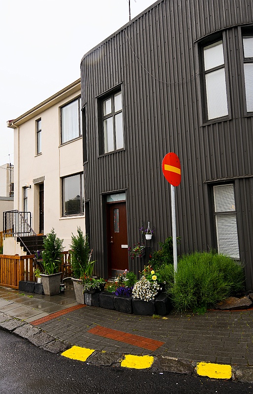 ABC_4665.jpg - Reykjav�k - La plupart des immeubles et maisons de la capitale islandaise sont rev�tus de plaques de t�le ondul�e aux couleurs �clatantes, pour d�corer des murs de b�ton arm� (pour des raisons de normes antisismiques).