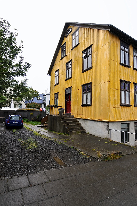 ABC_4673.jpg - Reykjavk - La plupart des immeubles et maisons de la capitale islandaise sont revtus de plaques de tle ondule aux couleurs clatantes, pour dcorer des murs de bton arm (pour des raisons de normes antisismiques).