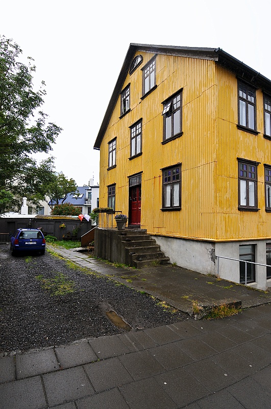 ABC_4673.jpg - Reykjav�k - La plupart des immeubles et maisons de la capitale islandaise sont rev�tus de plaques de t�le ondul�e aux couleurs �clatantes, pour d�corer des murs de b�ton arm� (pour des raisons de normes antisismiques).