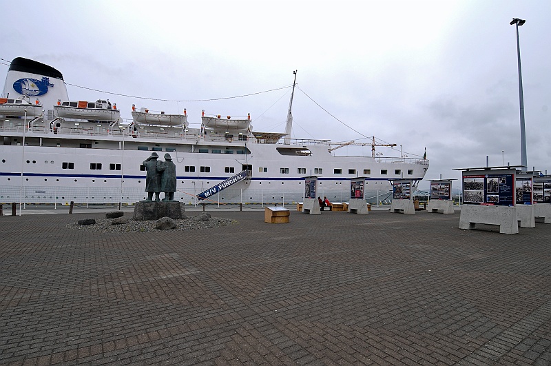 ABC_6529.jpg - Reykjavk - Le port accueille de luxueux paquebots de croisires.