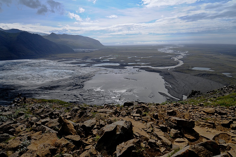 ABC_5998.jpg - Sjonarnipa - Vue plongeante sur les sandurs sillonn�s de rivi�res serpentant depuis l'extr�mit� de la langue glaciaire jusqu'� la mer.