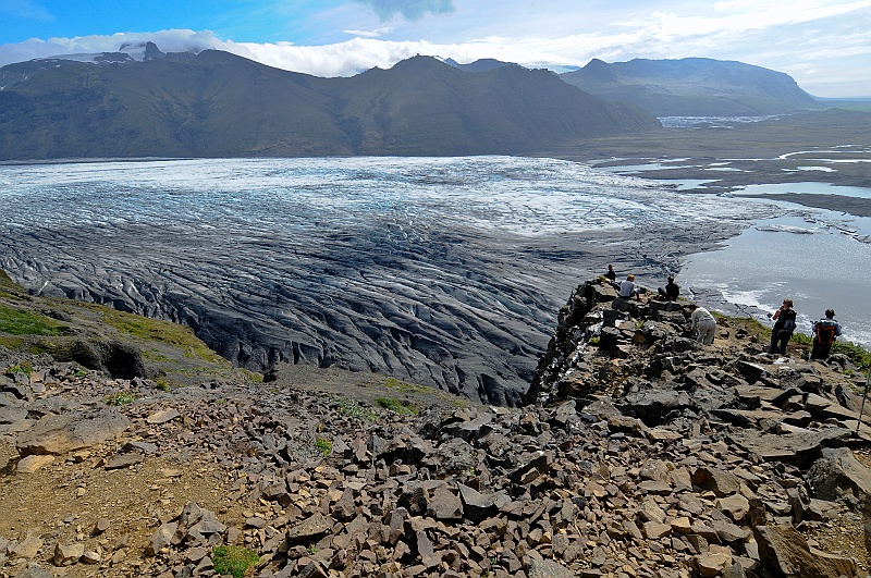 ABC_5999.jpg - Sjonarnipa - Le point de vue surplombe la langue glaciaire du Skaftafellsj�kull et ses seracs stri�s de moraines noires. Par temps d�gag�, on aper�oit �r�faj�kull, le point culminant de l'Islande (1126m).