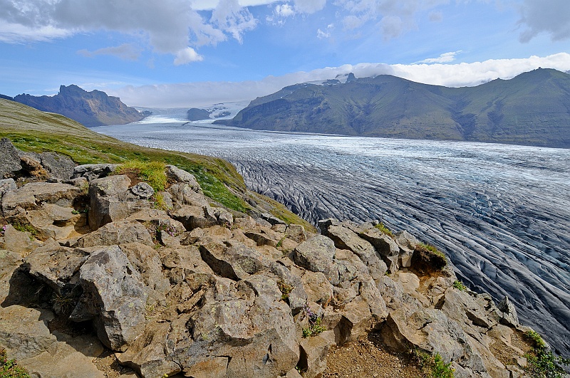 ABC_6015.jpg - Le point de vue surplombe la langue glaciaire du Skaftafellsjkull, longue de 9 km, et ses seracs stris de moraines noires.